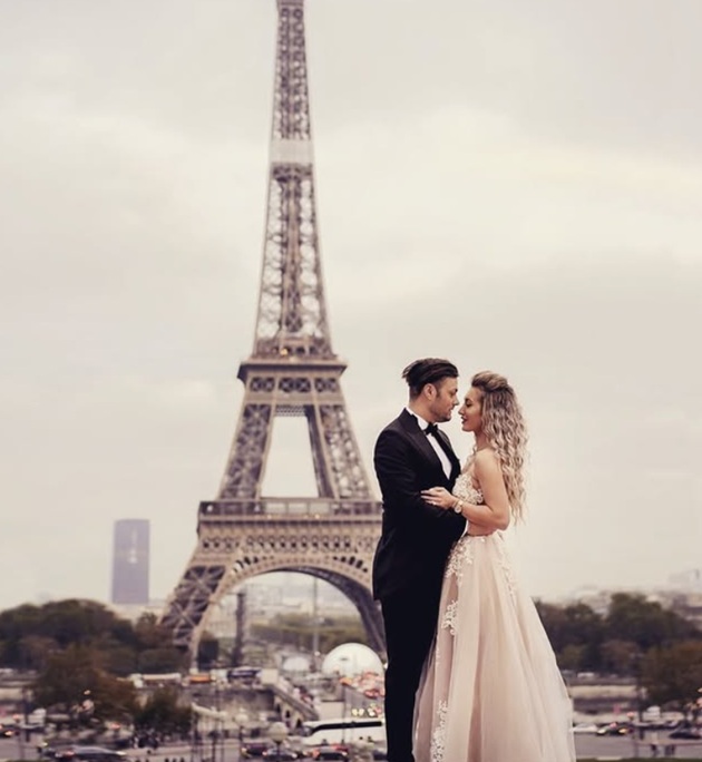 Maria și Marius Avram la Paris, lângă Turnul Eiffel, în timpul unei ședințe foto Trash The Dress, după nunta lor