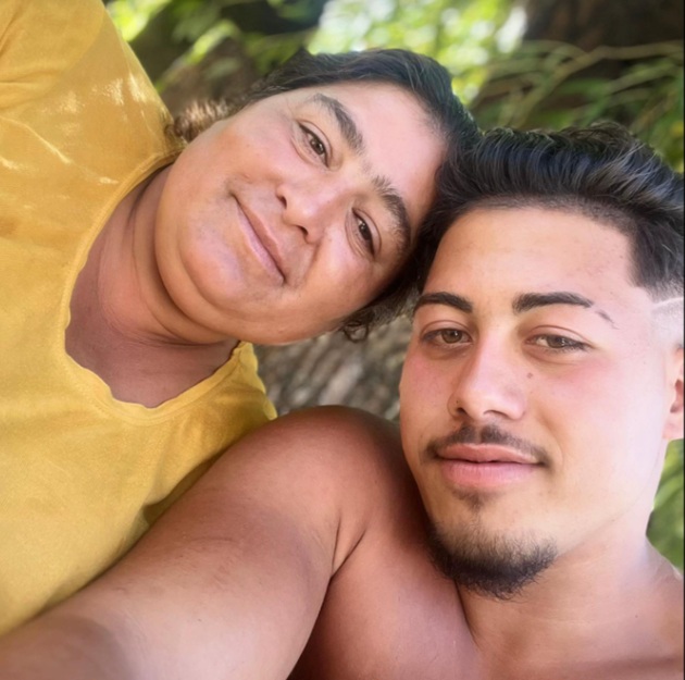 Octavian Racoltea la bustul gol, făcându-și un selfie alături de mama lui, îmbrăcată într-un tricou galben