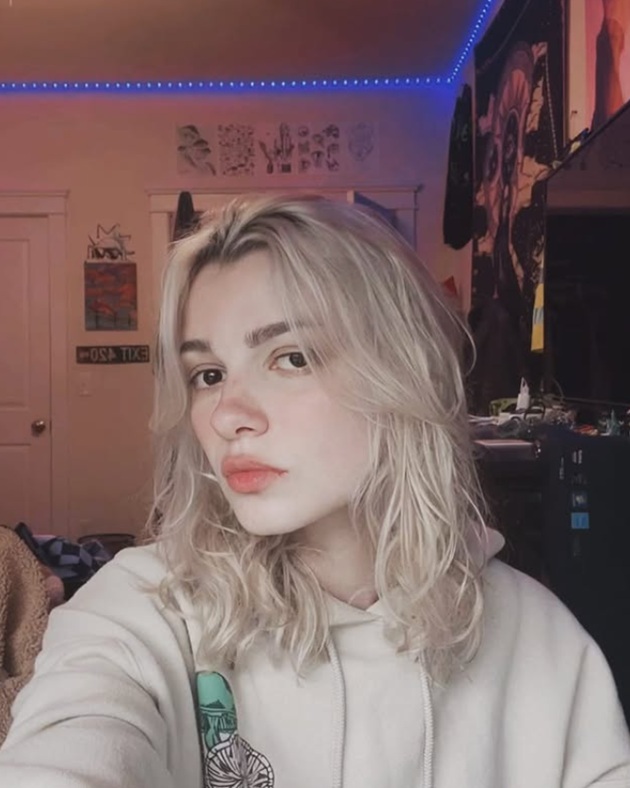 Iryna Zarutska făcându-și un selfie în camera ei decorată cu postere și lumini colorate