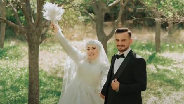 Ali Karaca și soția sa, în ziua nunții, îmbrăcați în mire și mireasă, în timpul ședinței foto de căsătorie