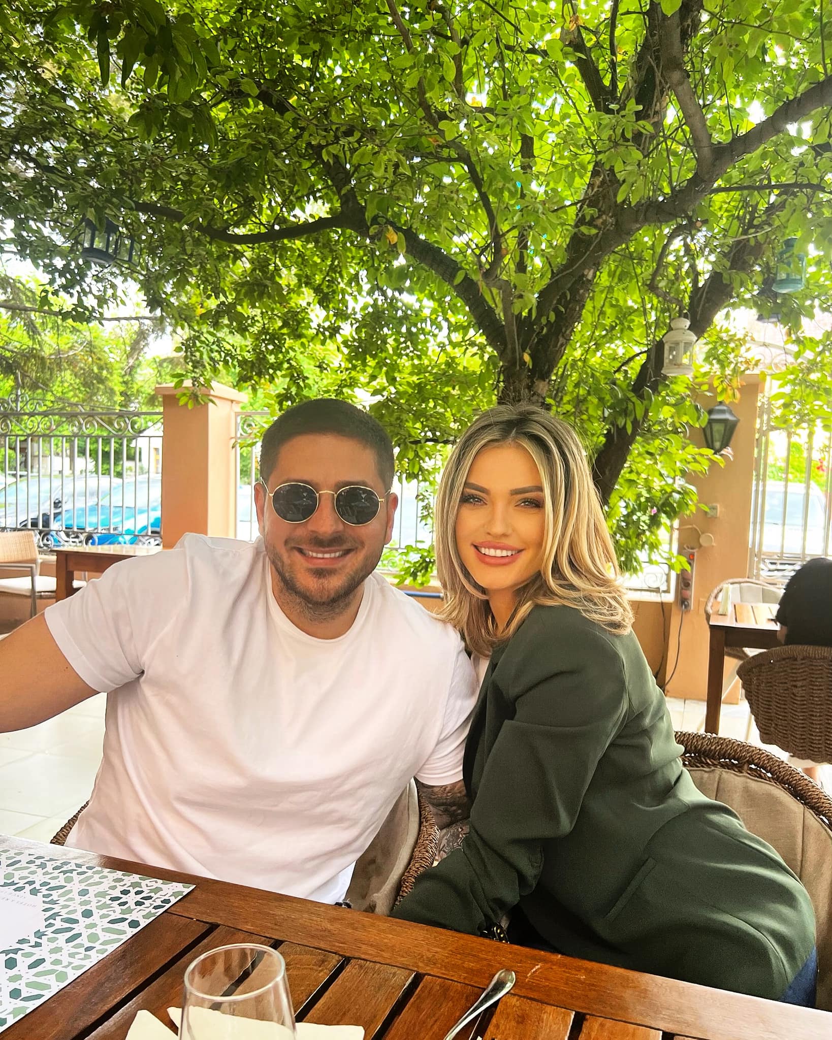 Diana Enache și Ionuț Vîntu, pe vremea când formau un cuplu, stând zâmbitori la aceeași masă, pe terasa unui restaurant