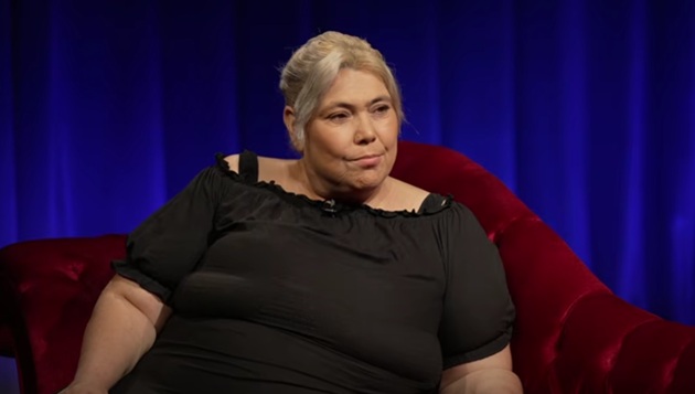 Ioana Tufaru, fiica Andei Călugăreanu, îmbrăcată în negru, stând pe canapea la podcastul „În oglindă”