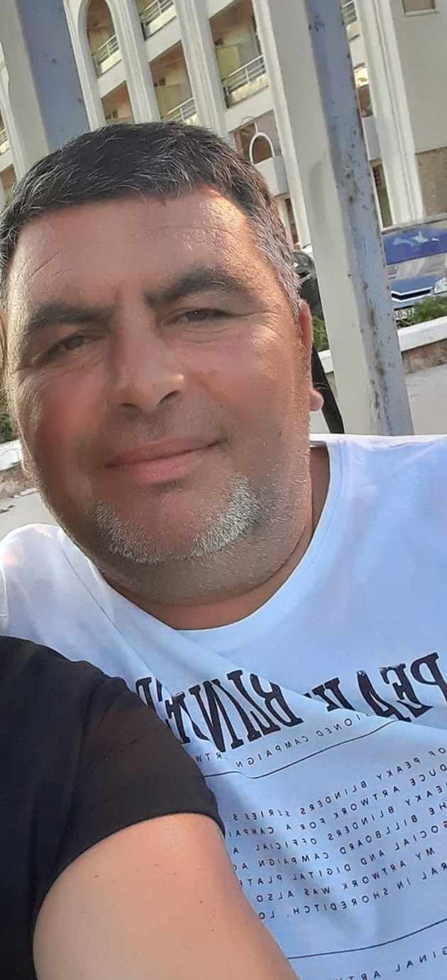 Dănuț Olteanu, tatăl lui Teo Olteanu de la Mireasa sezonul 11, zâmbitor, într-un tricou alb cu scris negru