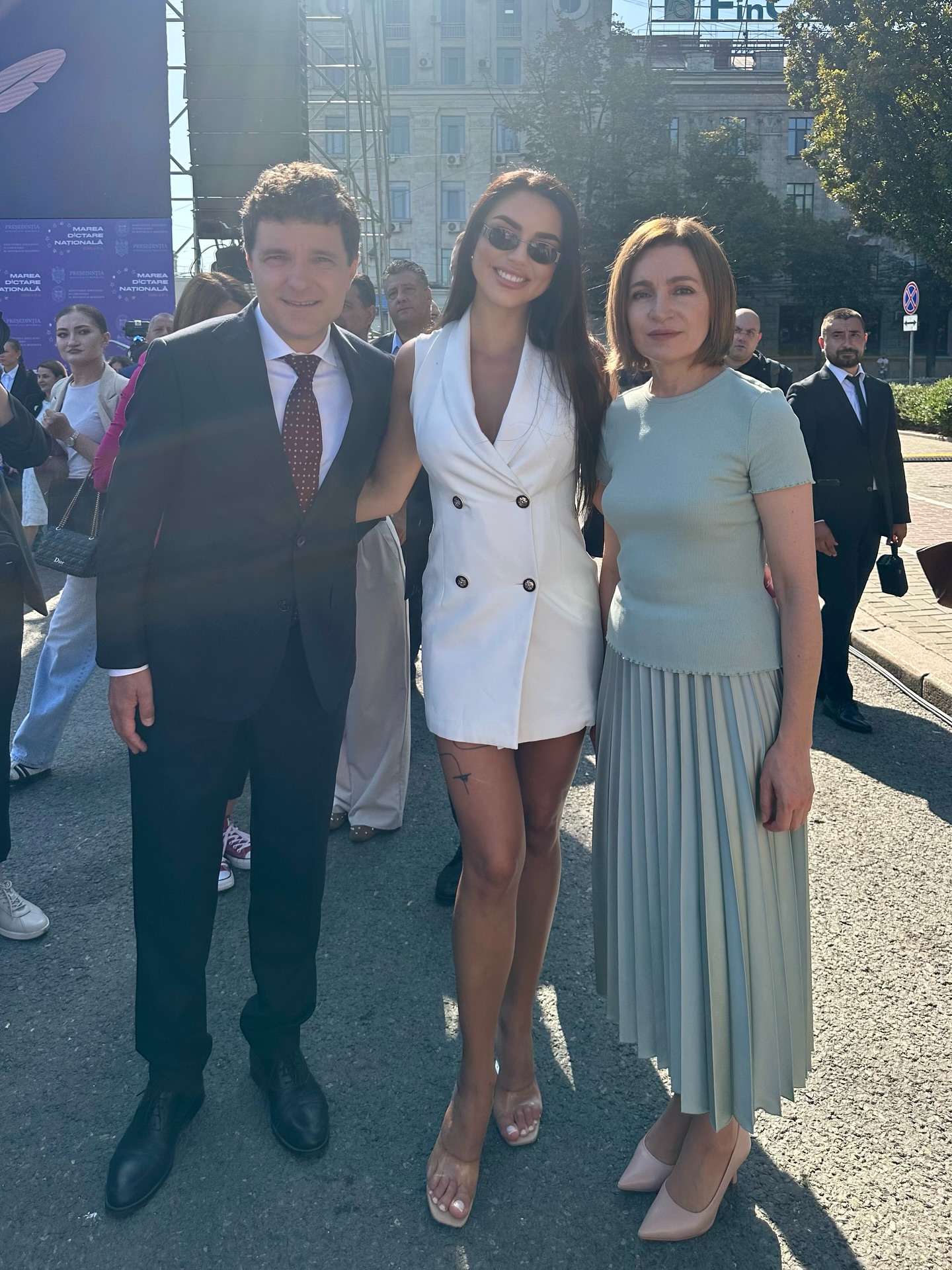 Ispita Cristina Scarlevschi de la Insula Iubirii alături de Nicușos Dan și Maia Sandu, de Ziua Limbii Române, în Piața Marii Adunări Naționale din Chișinău