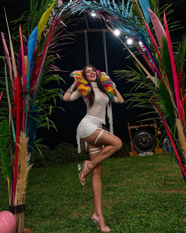 Cristina Scarlevschi în timpul filmărilor pentru Insula Iubirii, îmbrăcată sumar, purtând accesorii specifice Carnavalului de la Rio, în cadrul unei petreceri tematice