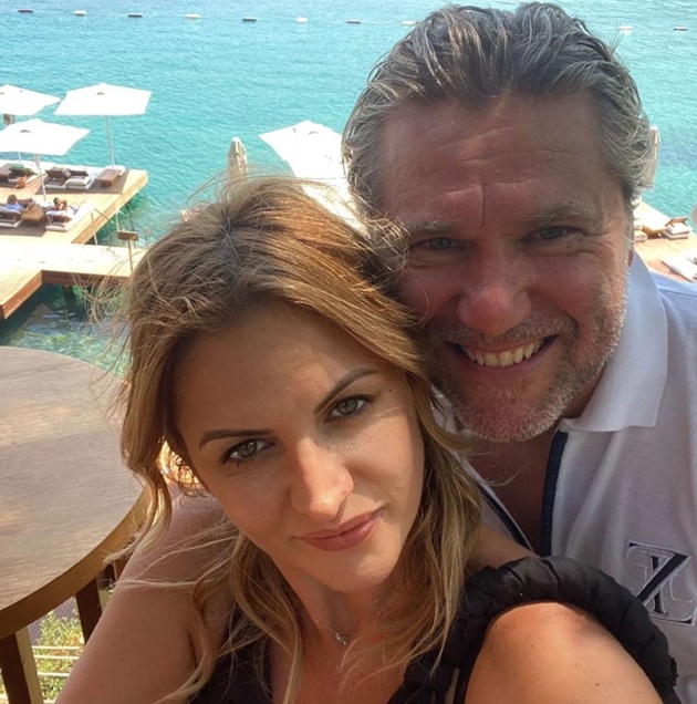 Florin Răducioiu și Andreea Albăstroiu îmbrățișați, pe terasa unui restaurant cu vedere la mare