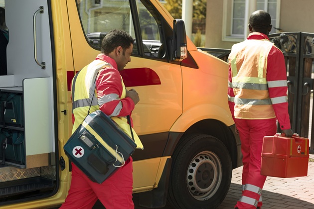 Paramedici care se deplasează cu trusa de prim ajutor la o urgență