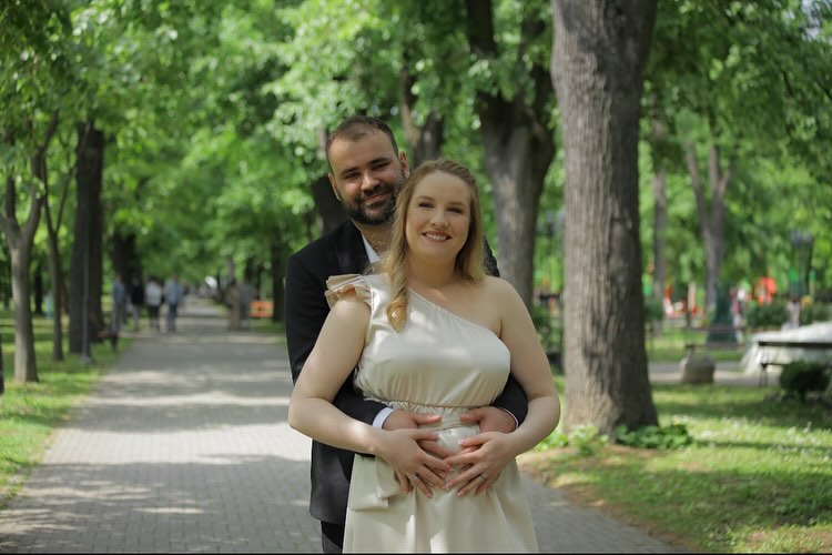 Neda Davidović fericită, alături de soțul ei, în ziua în care s-au căsătorit, bucurându-se de bebelușul pe care îl așteptau cu nerăbdare