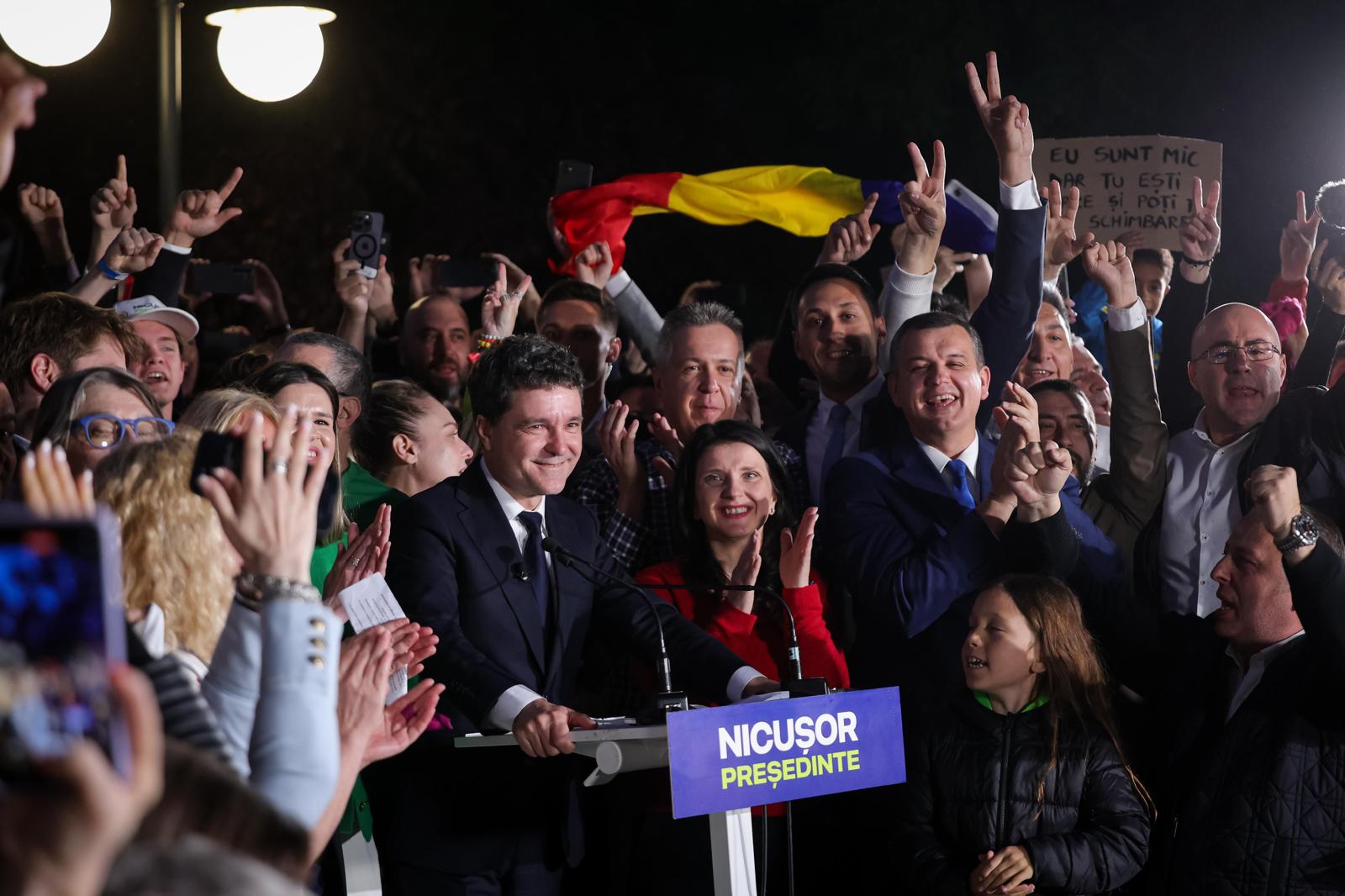 Nicușor Dan în momentul câștigării alegerilor din mai 2025, fericit, înconjurat de susținătorii lui, vorbind în fața întregii țări