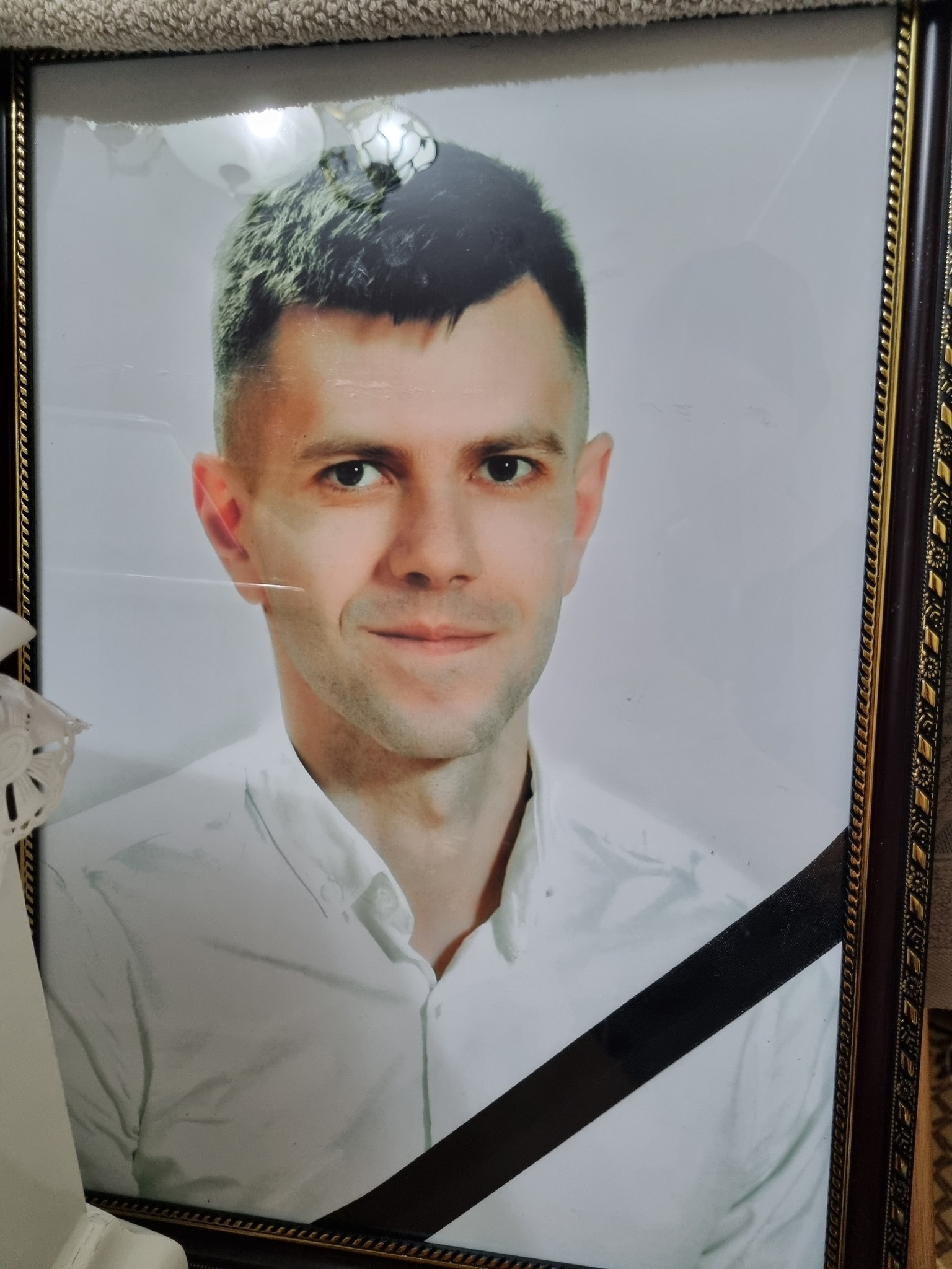 Anatolie Fedoruța, tânărul din Cotiujenii Mici găsit spânzurat într-o pădure de lângă localitatea Ivancea - tablou cu el îmbrăcat în cămașă albă