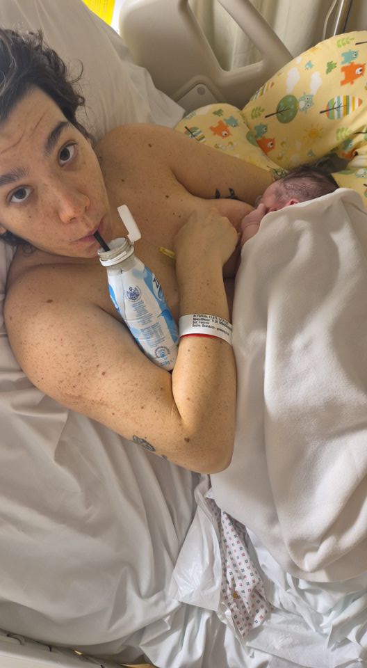 Cabiria Morgenstern pe patul de spital, alăptându-și copilul nou-născut