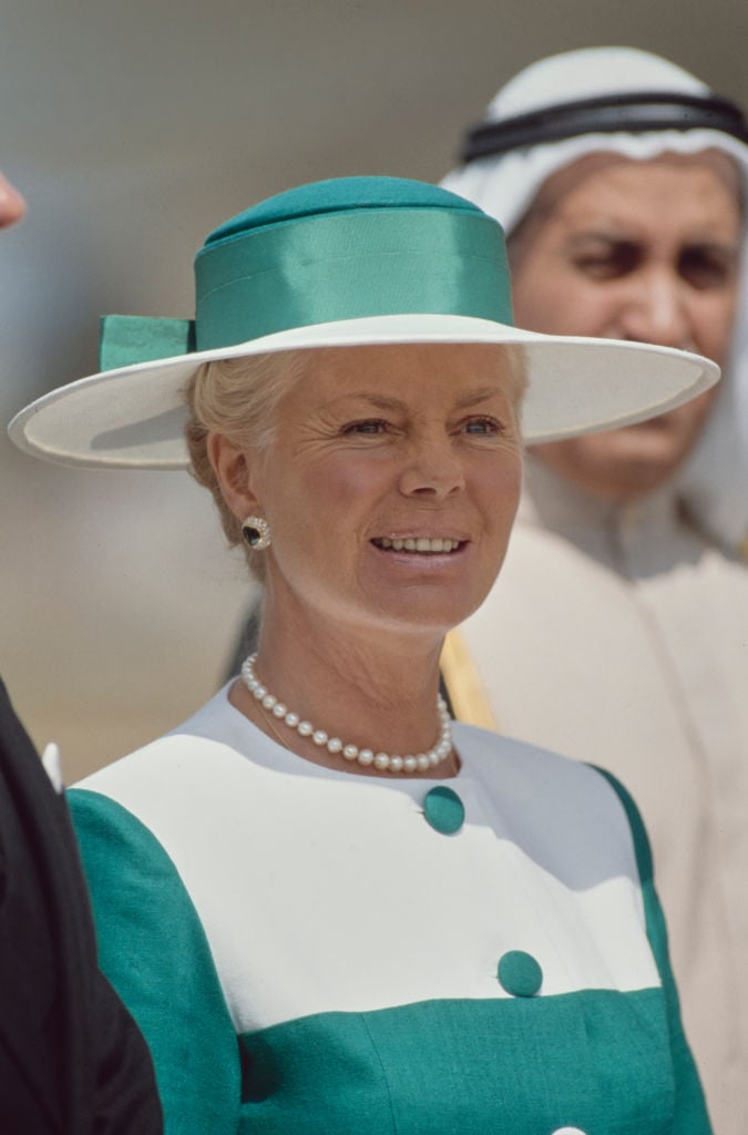 Katharine, ducesă de Kent, purtând o ținută în nuanțe de turcoaz și alb, cu o pălărie cu boruri largi asortate, în timp ce aștepta sosirea șeicului Hamad bin Mohammed Al Sharqi, conducătorul Emiratului Fujairah, pe aeroportul Heathrow din Londra, Anglia, 18 iulie 1989.