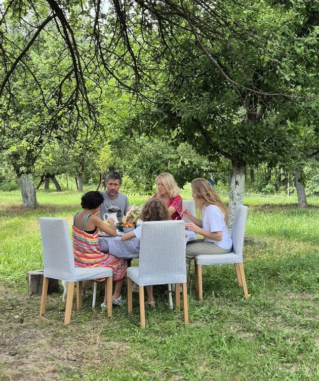Dragoș Bucur și Dana Nălbaru luând masa în curte, la casa de la țară, alături de cei trei copii ai lor