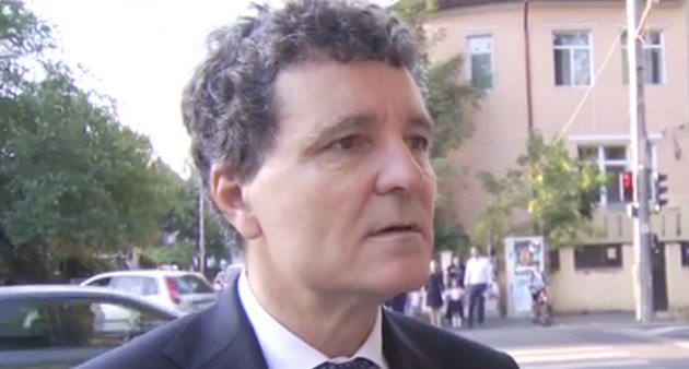 Președintele Nicușor Dan în costum, vorbind cu presa, în prima zi a anului școlar 2025-2026