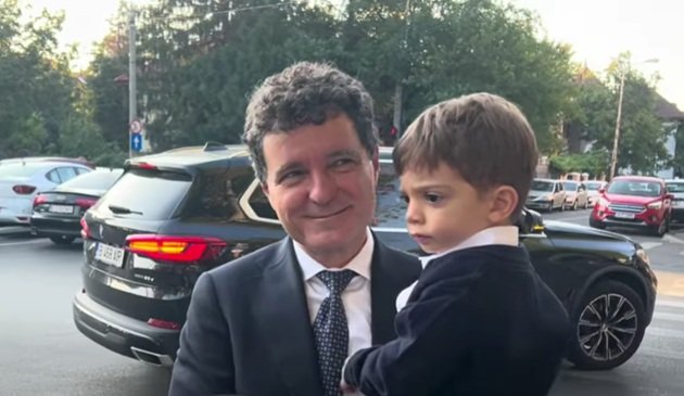 Nicușor Dan ținânu-l în brațe pe fiul său, Antim, în prima zi de școală a anului școlar 2025-2026