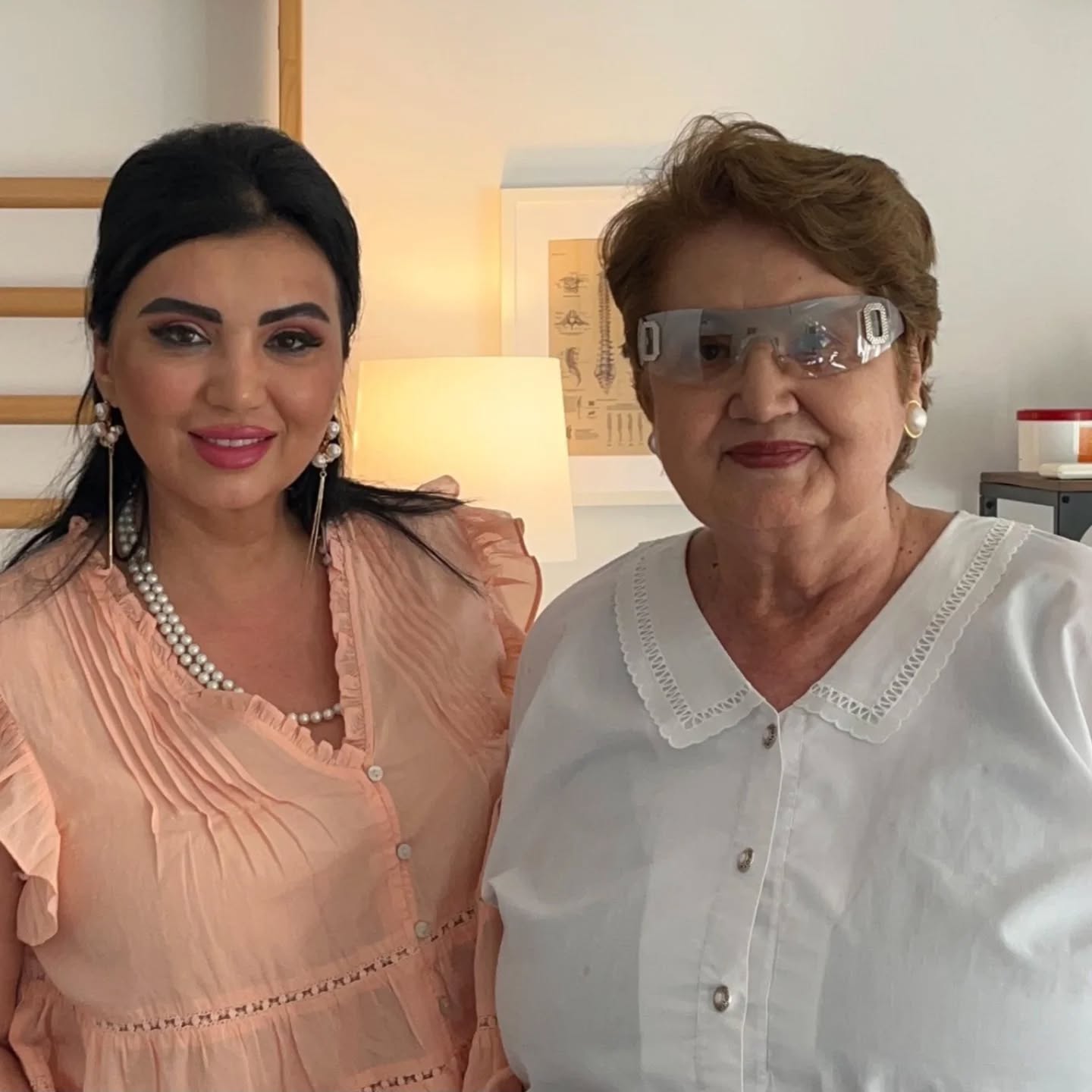 Adriana Bahmuțanu și mama ei, cu ochelari la ochi, după o ședință de terapie împotriva durerilor musculare - tratamentul cu ace uscate dry needling