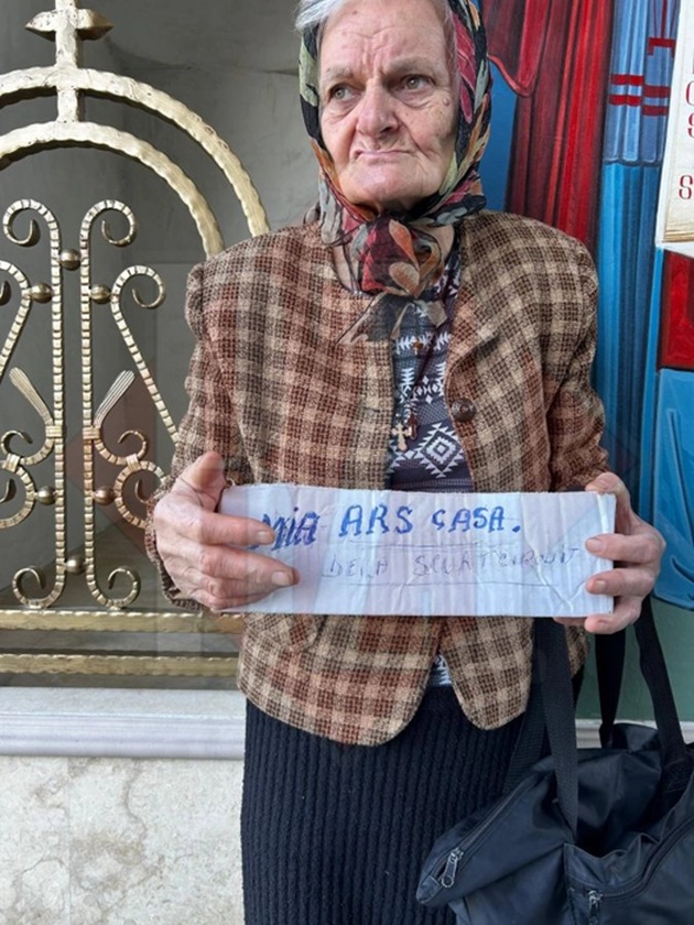 Dorica Hrițac, la poarta Mănăstirii Hadâmbu, cerând ajutor după ce i-a ars casa