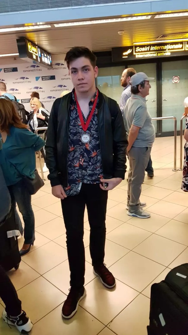 Andrei Șerban Ionescu în aeroport, purtând la gât una dintre medaliile obținute la olimpiadele la care participa frecvent