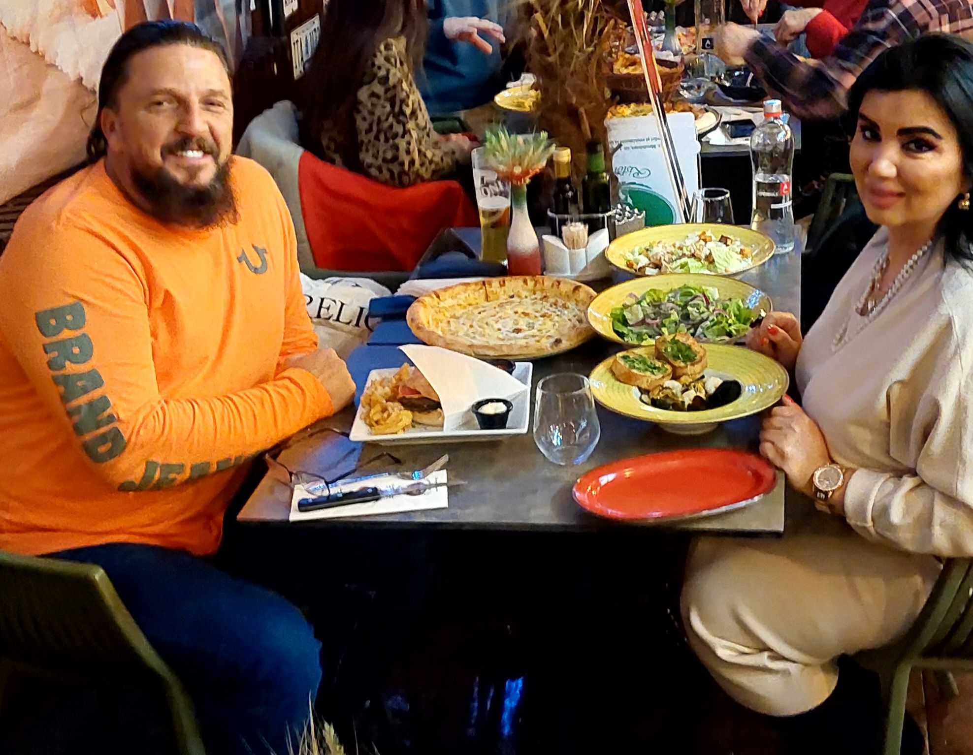 George Restivan și Adriana Bahmuțeanu luând masa împreună la un restaurant