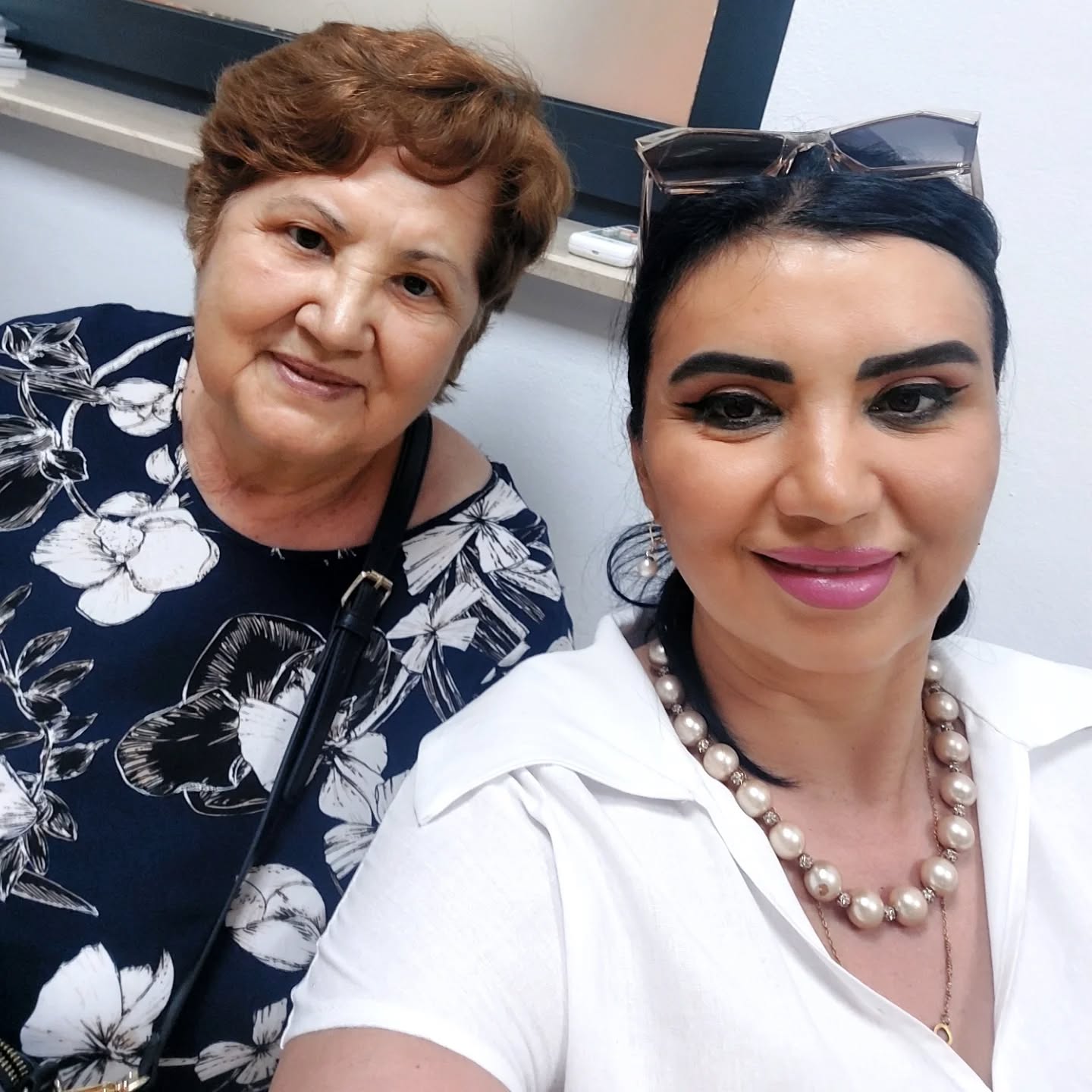 Adriana Bahmuțeanu și mama ei, Petruța Toma, zâmbitoare în timp ce se fotografiau împreună