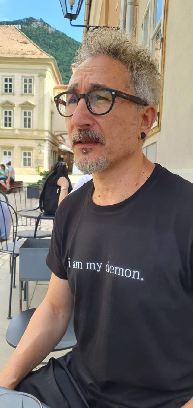 Adrian Ciobanu, ginerele Maiei Morgenstern, într-un tricou negru, evitând să privească în obiectivul aparatului de fotografiat.