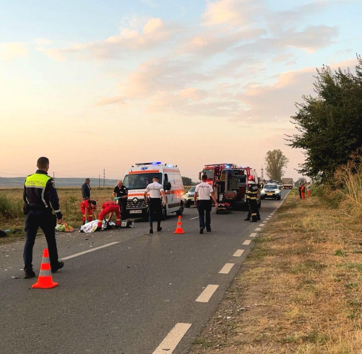 Salvatorii ajunși la locul accidentului de pe Drumul Județean 255, între localitățile Pechea și Rediu, acoperind cu folie trupul femeii decedate
