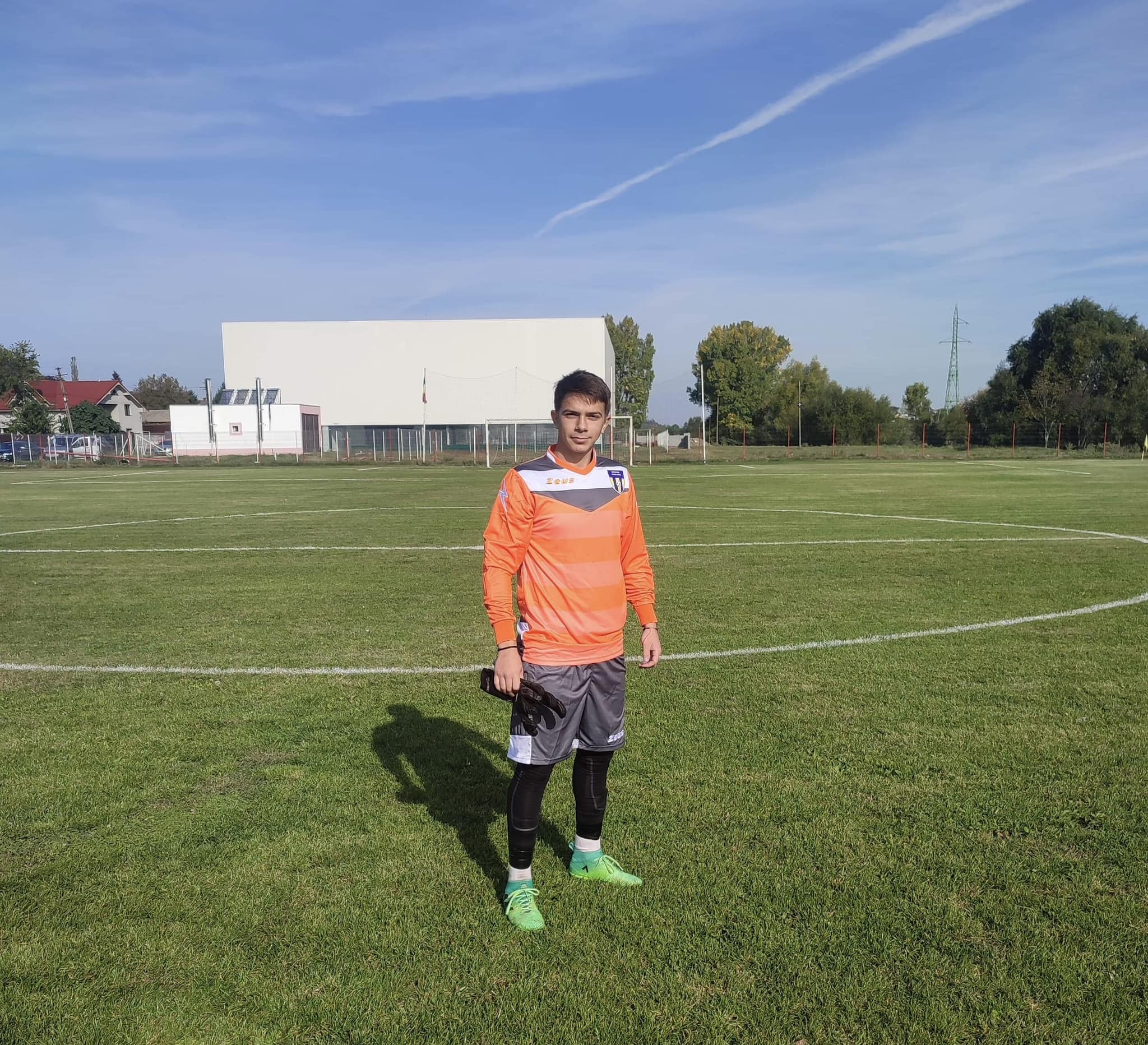 Gabriel Șerban, portarul echipei ACS Viitorul Coteana, pe teren, în echipamentul de fotbal