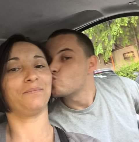 Radu Adrian Florin sărutând-o pe obraz pe mama lui, Nicoleta, în timp ce erau amândoi în mașină