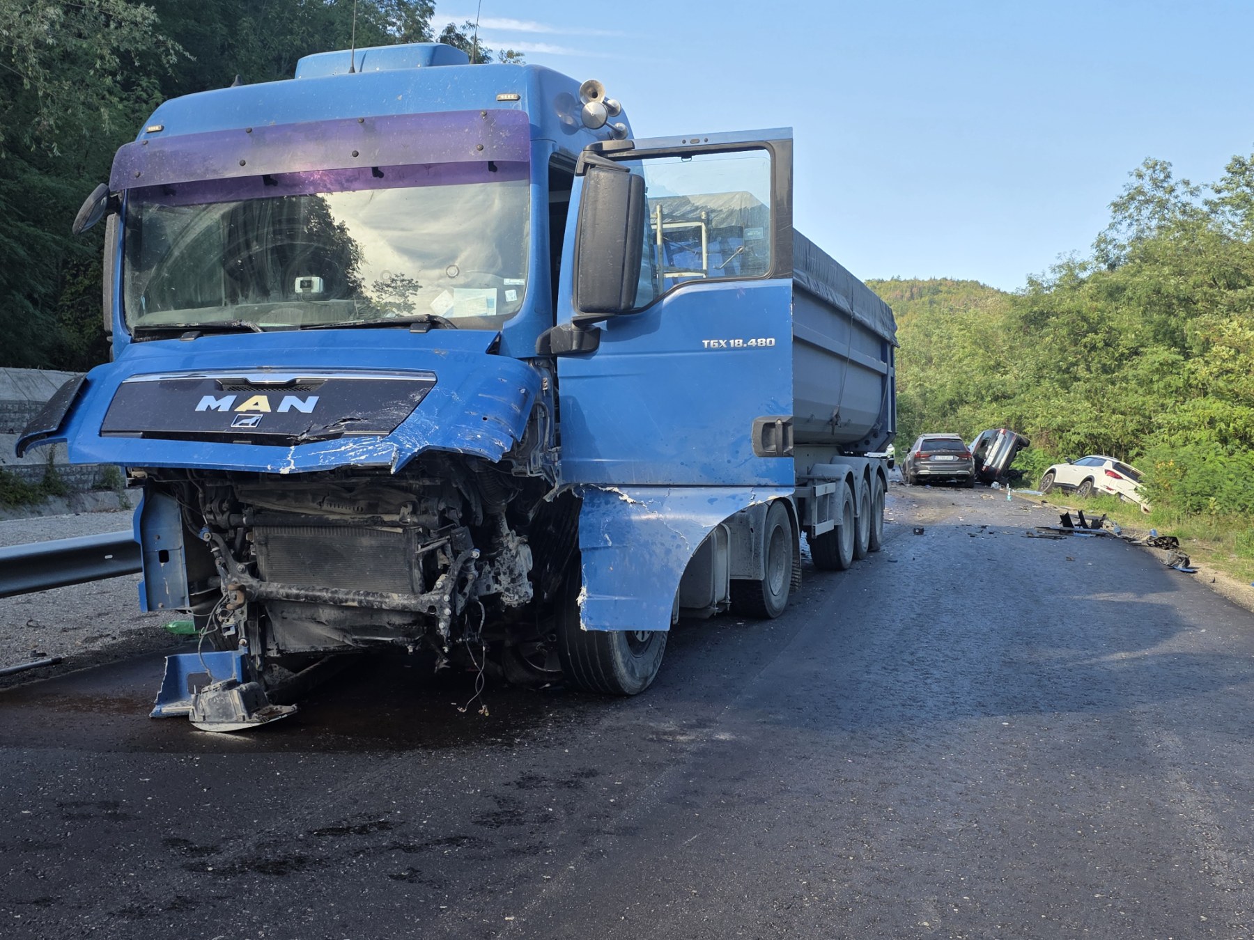 Camionul și mașinile distruse care au fost implicate în accidentul din 13 septembrie 2025, din Bulharia, între satele Vonesha Voda și Vaglevtsi, în regiunea Veliko Târnovo