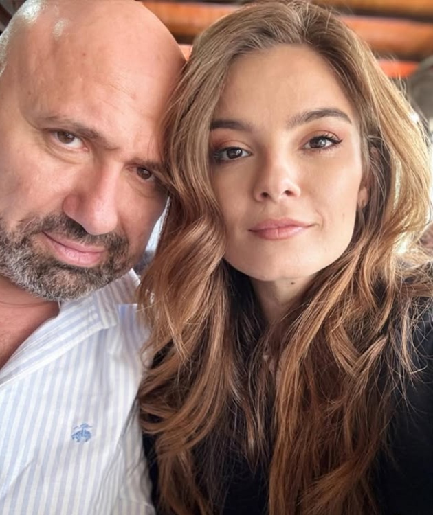 Cătălin Scărlătescu și Doina Teodoru apropiați, făcându-și un selfie împreună, el într-o cămașă albă cu dungi bleu, iar ea într-o bluză neagră