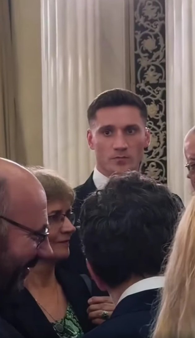 captura surprinsa cu chipul SPP-istului Ionut in costum la palatul cotroceni
