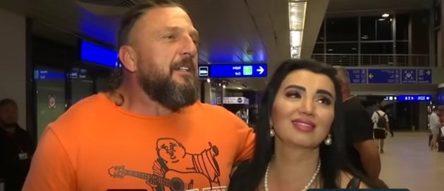 George Restivan și Adriana Bahmuțeanu îmbrățișați în aeroport, la scurt timp după decesul Petruței Toma, chiar înainte de cununia lor civilă