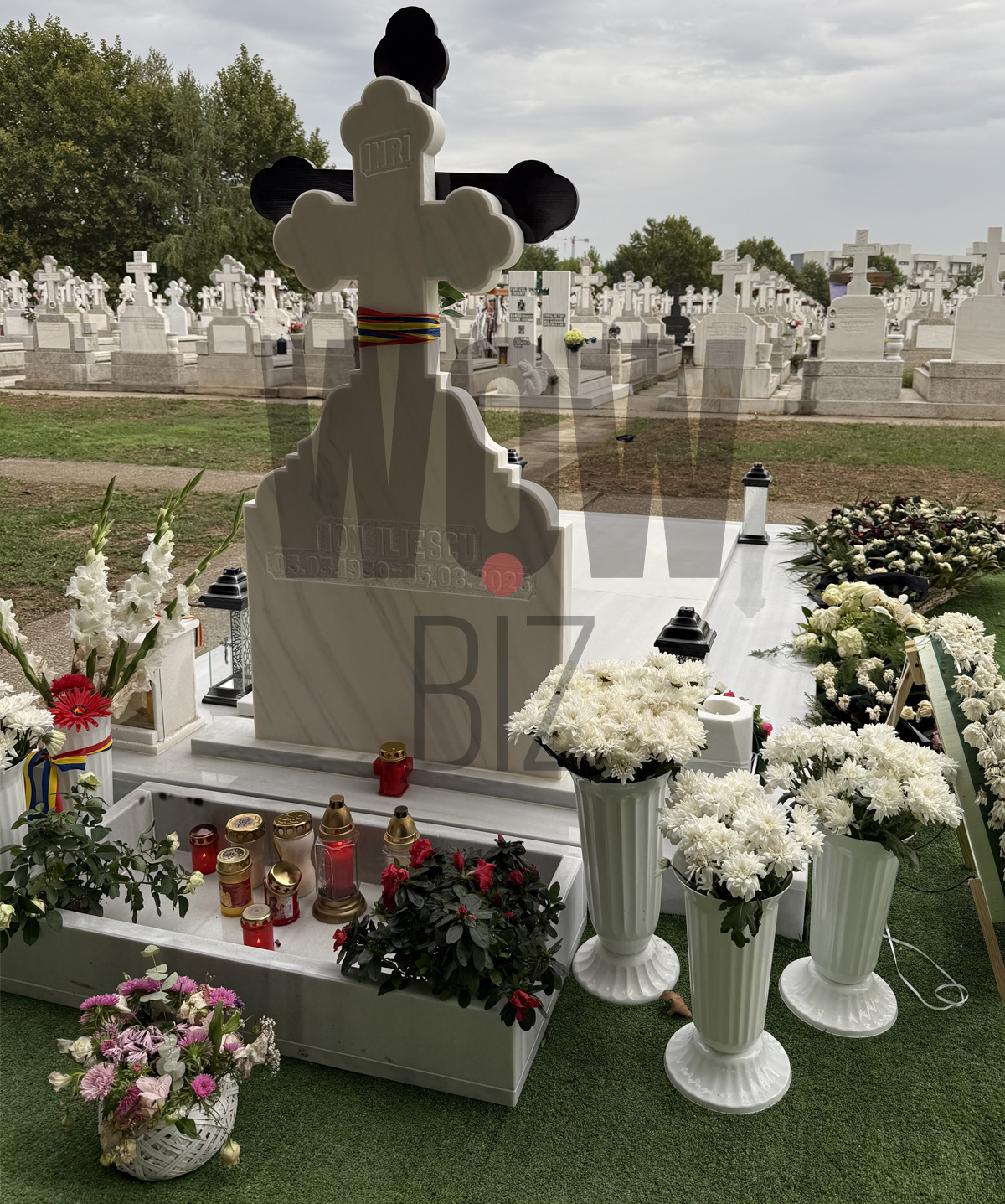 Mormântul lui Ion Iliescu, din Cimitirul Ghencea, înconjurat de flori proaspete și lumânări aprinse