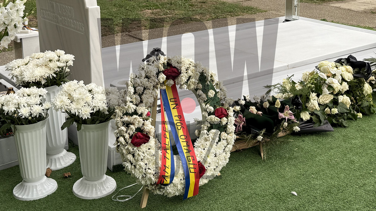 Coroana depusă de generalul Ioan Talpeș, fost șef al SIE, la mormântul lui Ion Iliescu