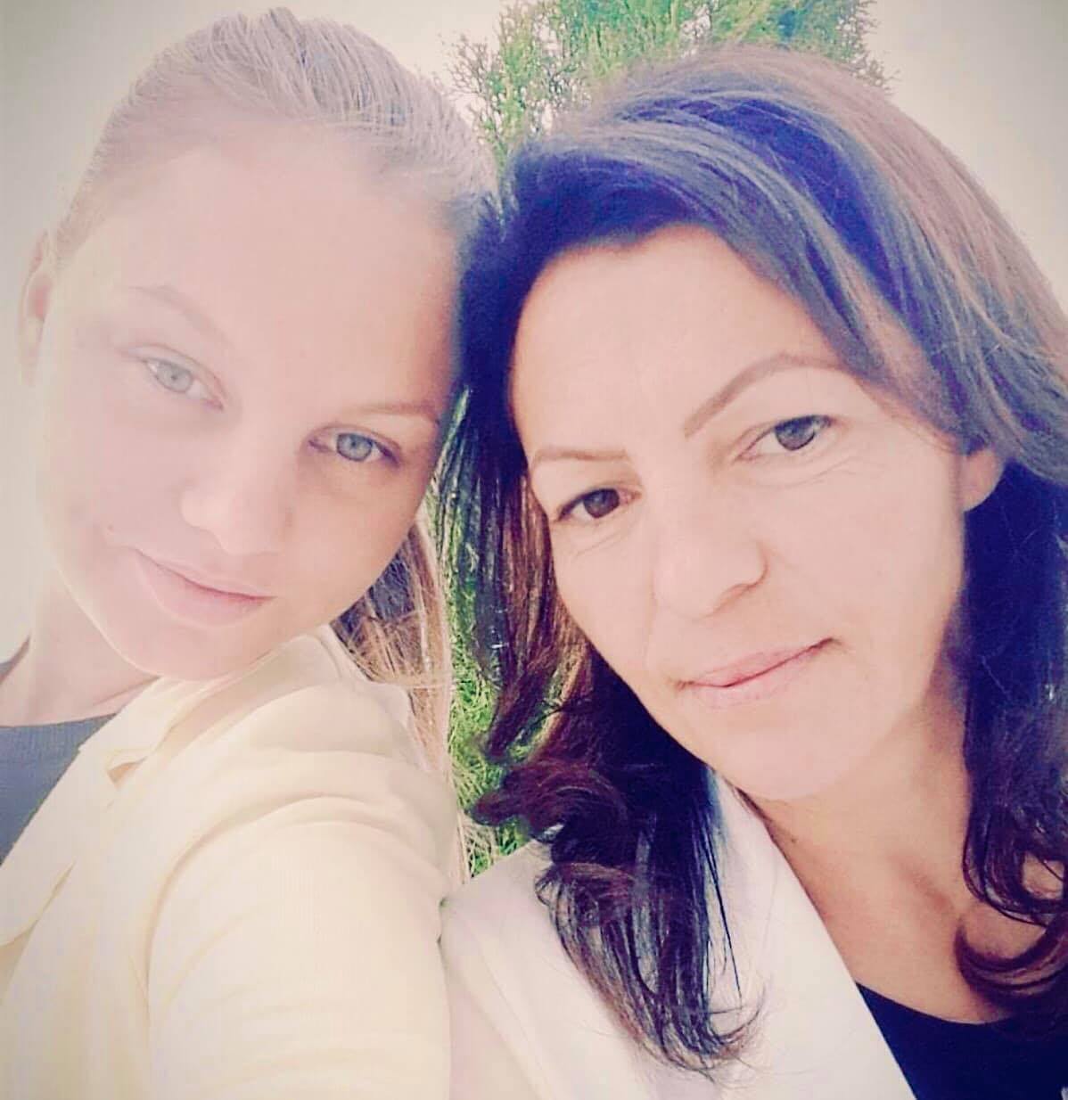 Gabriela Trandafir și fiica ei, Renata, făcându-și un selfie, în timp ce erau îmbrăcate asortat în negru și alb