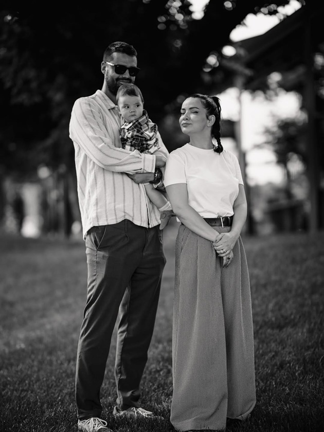 Imagine alb-negru cu Anca Dinicu, fiul și iubitul ei, la plimbare în parc, îmbrăcați lejer