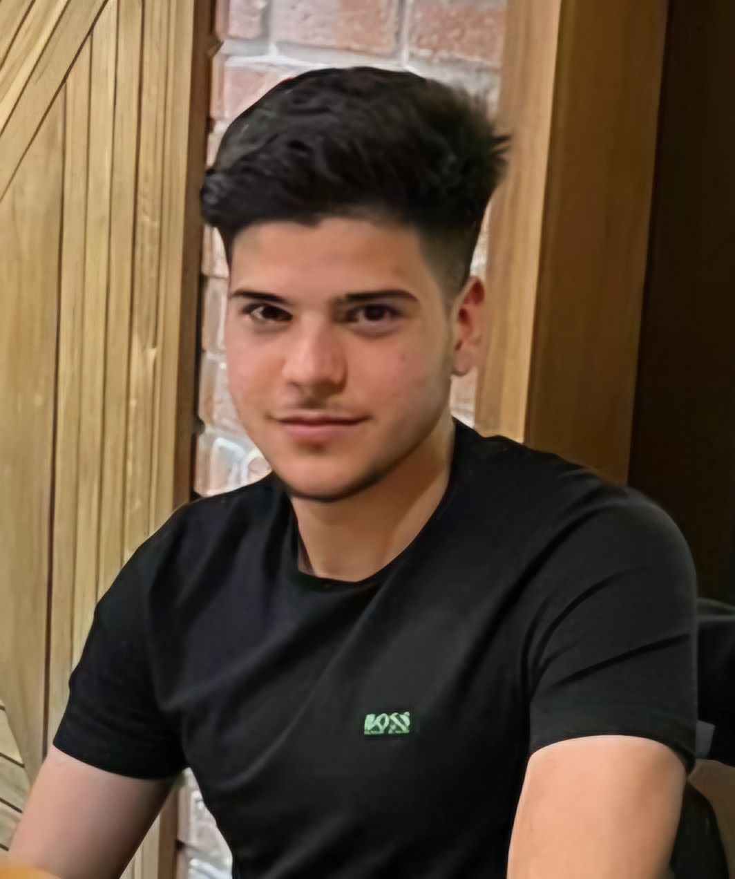 Ciprian Scrobotă, fotografiat de la brâu în sus, într-un tricou negru