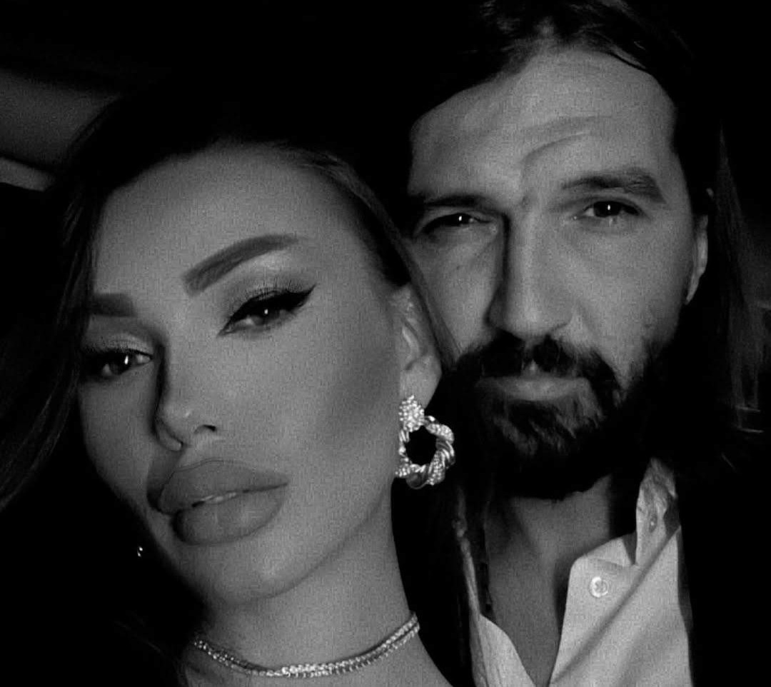 Imagine alb-negru cu Dan Alexa și Andrada, fosta lui soție, îmbrăcați elegant, la un eveniment