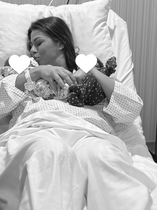 Roxana Nemeș pe patul de spital, după cezariană, ținându-și în brațe bebelușii gemeni, nou-născuți