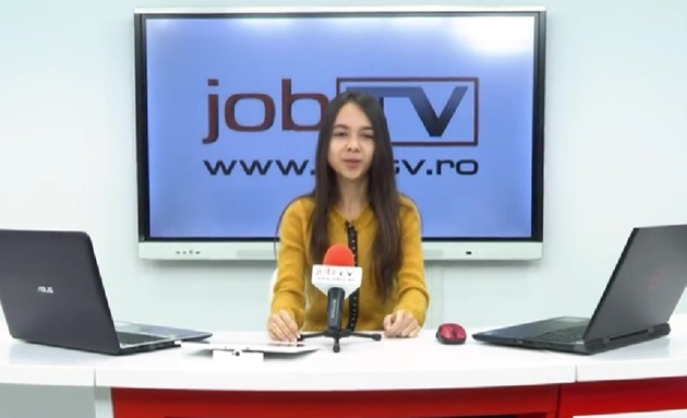 Dona Diaconescu în adolescență, cu părul desfăcut și bluză galbenă, în platoul jobTV, la pupitrul știrilor, cu un microfon în față
