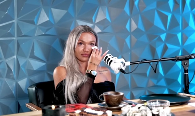 Ella Vișan plângând în podcastul lui Bursucu', în timp ce vorbea despre subiectele sensibile din viața ei.
