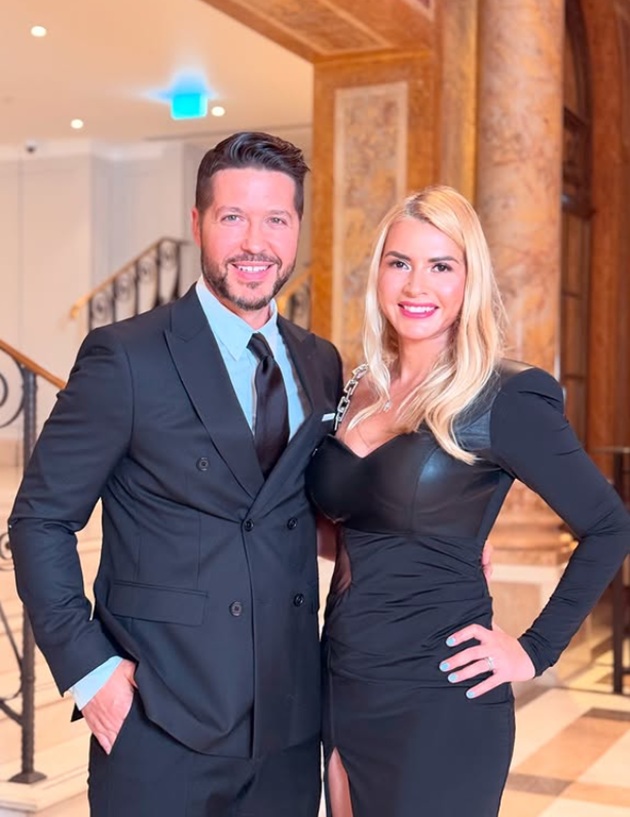 Jorge și soția sa, Ramona Prodea, îmbrăcați elegant și asortat, în negru, stând zâmbitori la poză