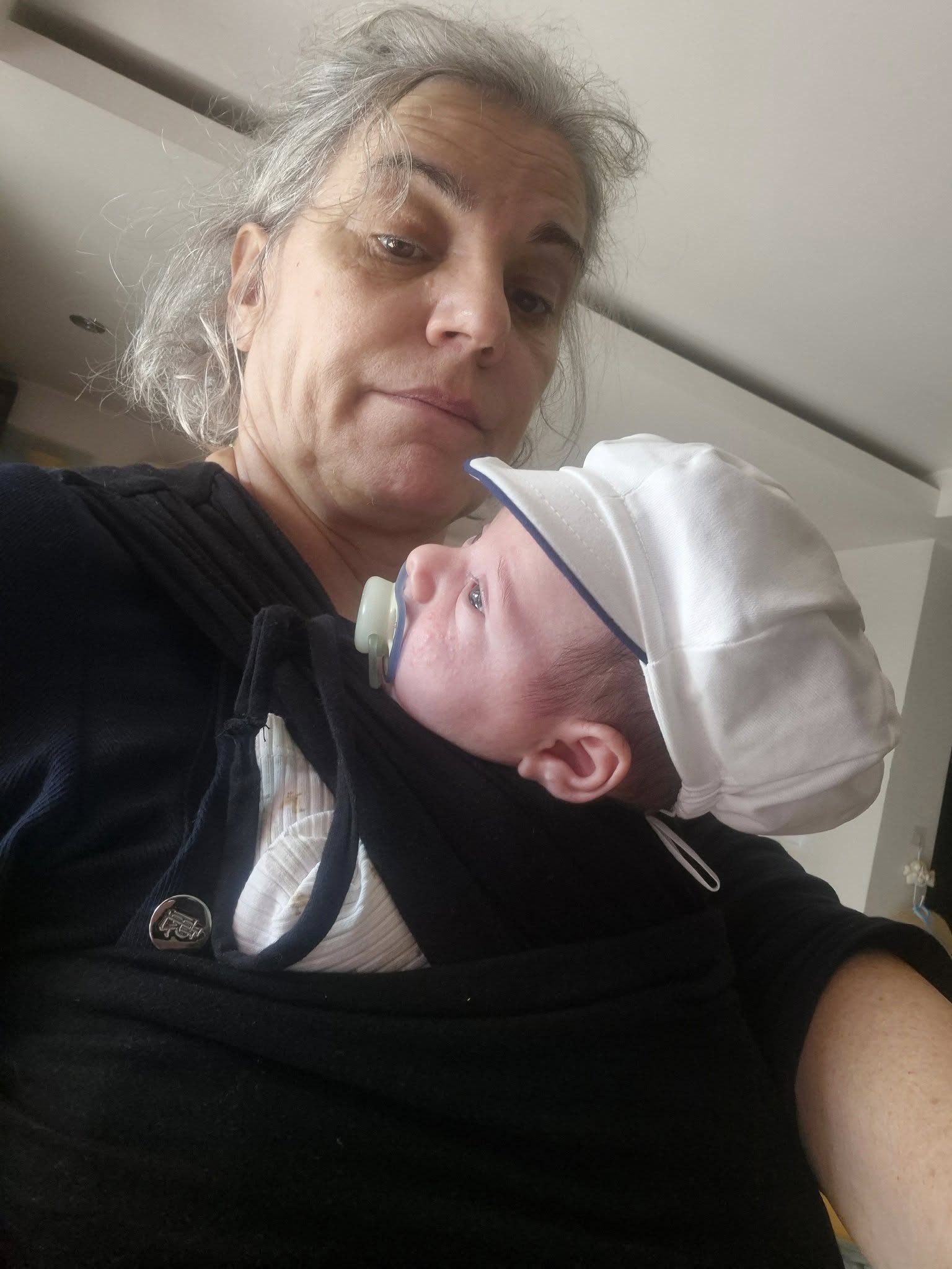 Maia Morgenstern făcându-și un selfie în timp ce îl ține la piept pe nepotul ei, fiul Cabiriei Morgenstern
