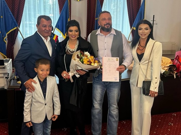 Adriana Bahmuțeanu și George Restivan în ziua cununiei civile, zâmbitori alături de nașii lor, Anatol Basarab și Corina Basarab