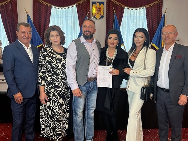 Adriana Bahmuțeanu și George Restivan la starea civilă, alături de apropiații lor