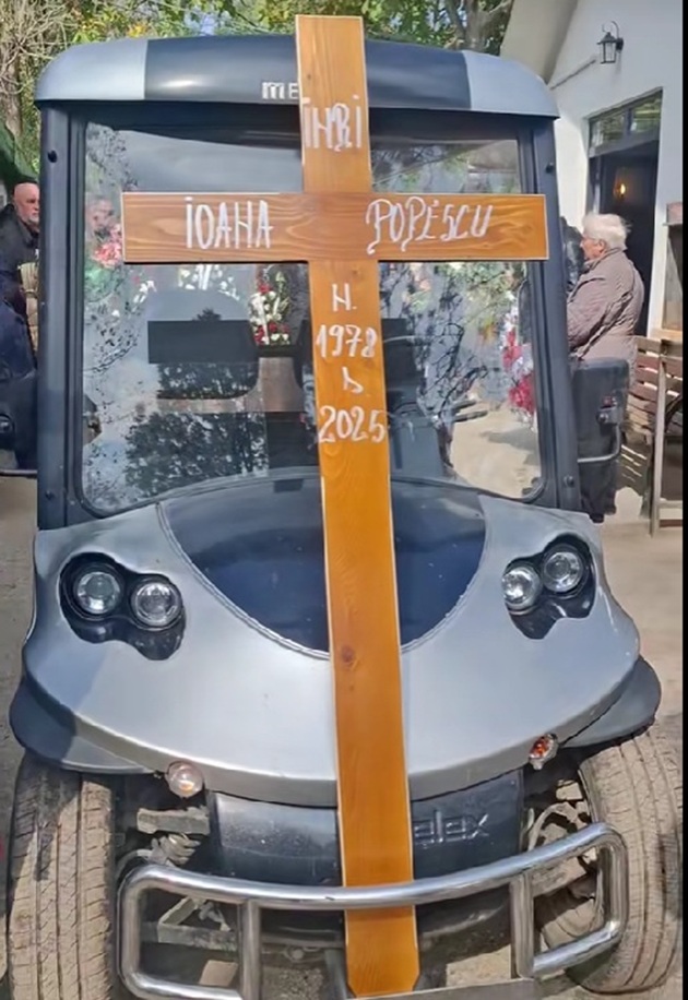 Crucea de la înmormântarea Ioanei Popescu, așezată pe mașina funerară care a dus sicriul la mormânt