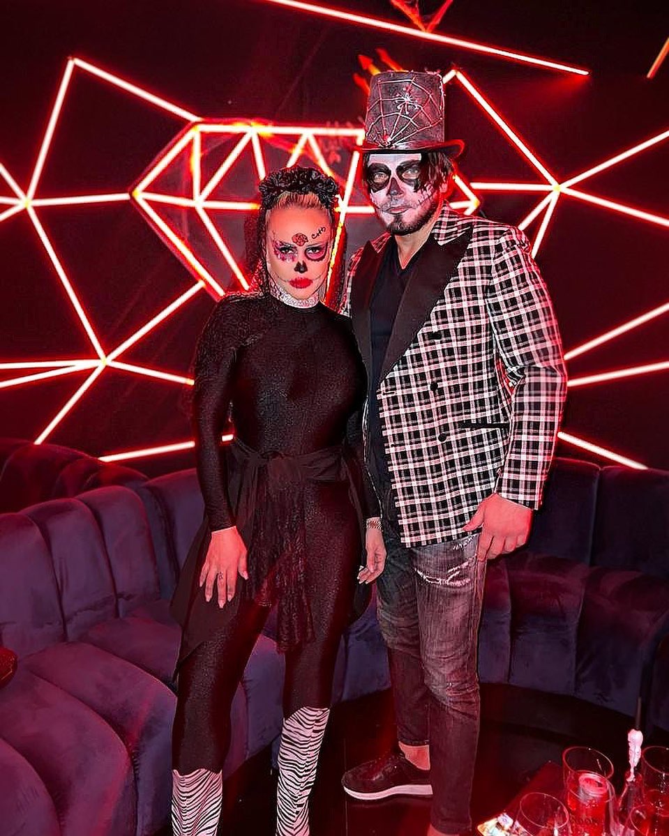 Anda Adam și soțul ei, Joseph Adam, în Diamond Club din Cluj-Napoca, la o petrecere de Halloween, costumați corespunzător și machiați pentru evenimentul respectiv