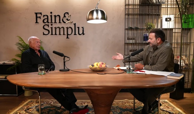 Dan Voiculescu și Mihai Morar stând la aceeași masă ovală, în cadrul podcastului „Fain & Simplu”