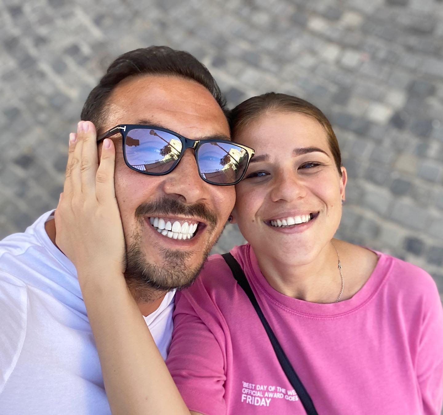 Ștefan Stan și fosta soție, zâmbitori, făcând un selfie împreună, în timp ce el purta ochelari de soare