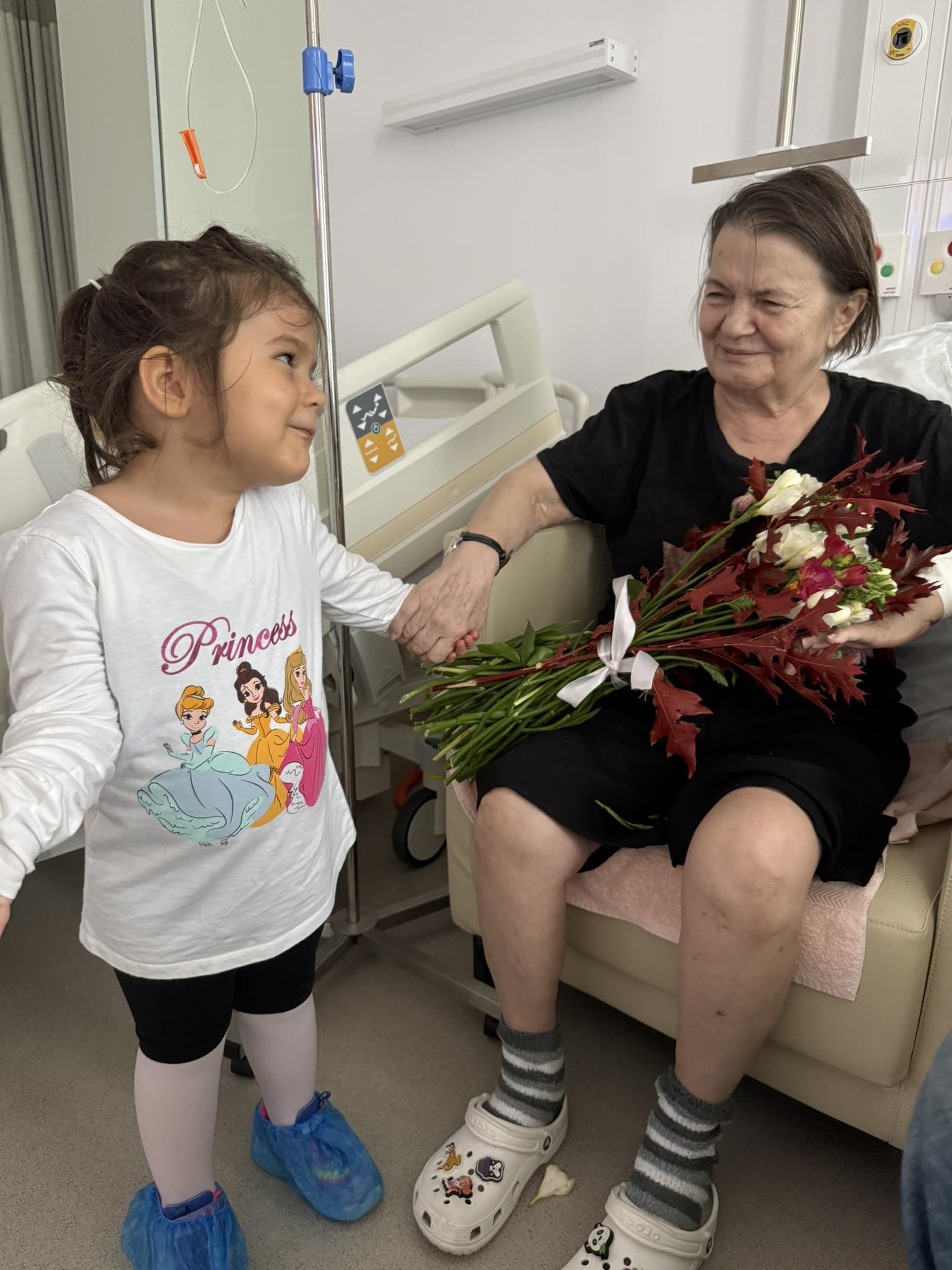Fata cea mică a lui Codin Maticiuc alături de bunica ei, Smaranda Maticiuc, la spital, după ce femeia a trecut printr-o operație pe creier pentru a scăpa de cancerul care a recidivat